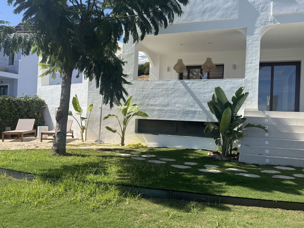 4 makuuhuone Omakotitalo myytävänä paikassa Estepona mukana uima-altaan - 1 295 000 € (Ref: 9275362)