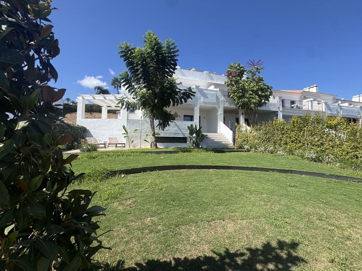 4 makuuhuone Omakotitalo myytävänä paikassa Estepona mukana uima-altaan - 1 295 000 € (Ref: 9275362)