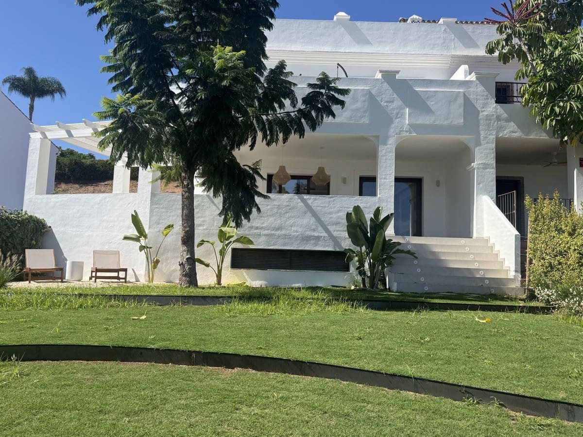 4 makuuhuone Omakotitalo myytävänä paikassa Estepona mukana uima-altaan - 1 295 000 € (Ref: 9275362)