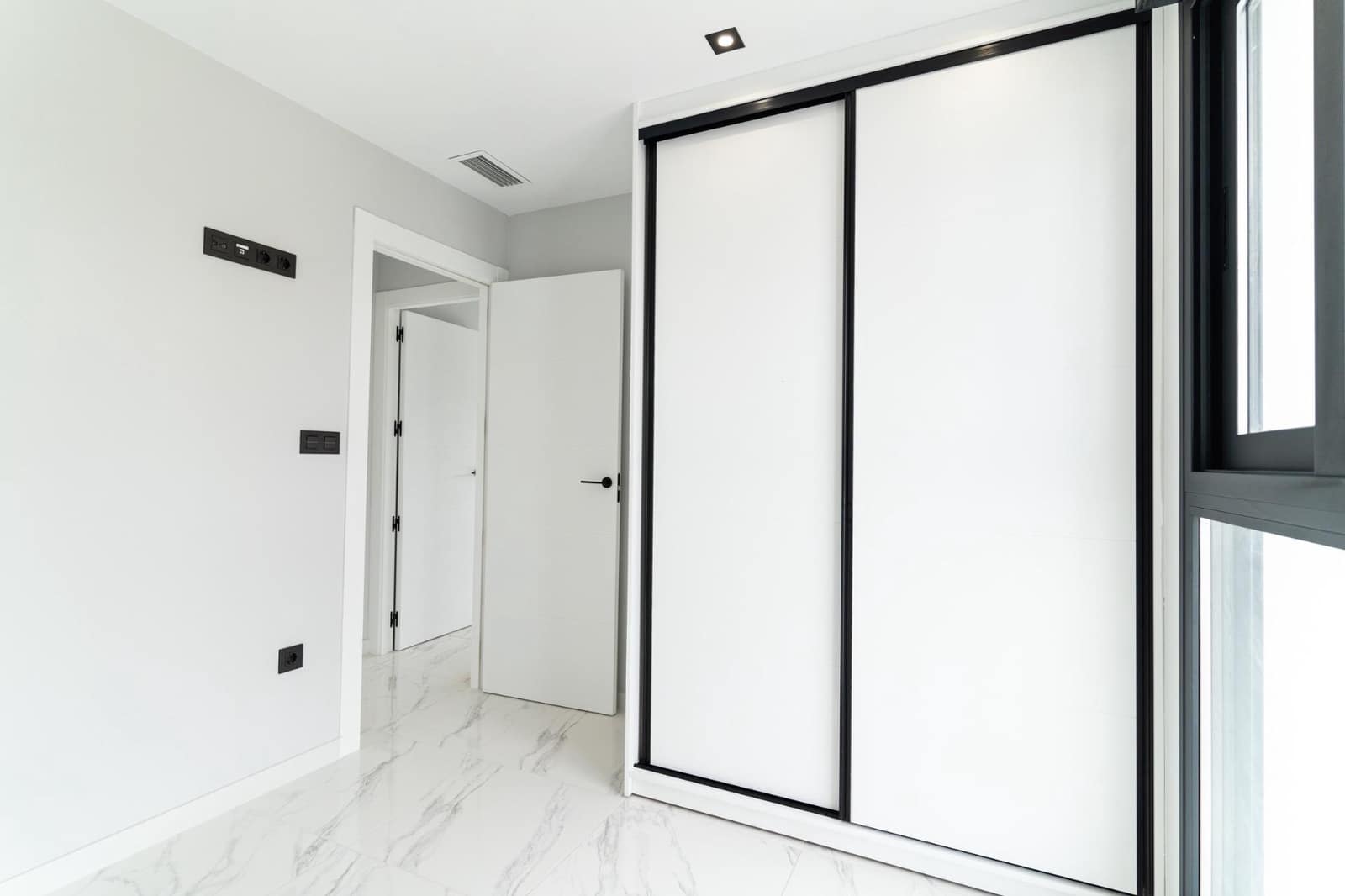 4 slaapkamer Villa te koop in Punta Prima met zwembad garage - € 699.900 (Ref: 9290100)