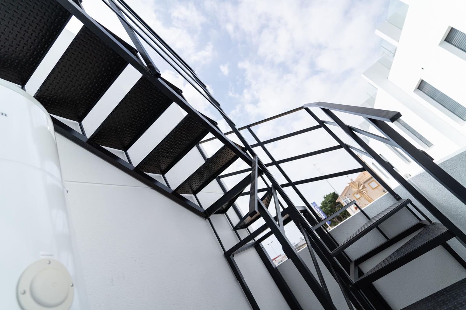 4 slaapkamer Villa te koop in Punta Prima met zwembad garage - € 699.900 (Ref: 9290100)