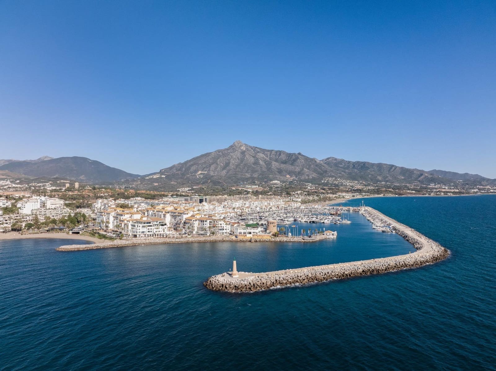 3 soverom Leilighet til salgs i Nueva Andalucia med svømmebasseng garasje - € 950 000 (Ref: 9290804)