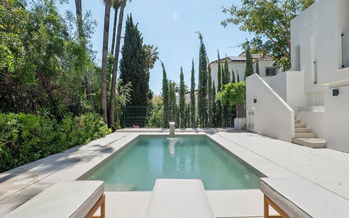 5 slaapkamer Villa te koop in Nueva Andalucia met zwembad - € 2.495.000 (Ref: 9298904)