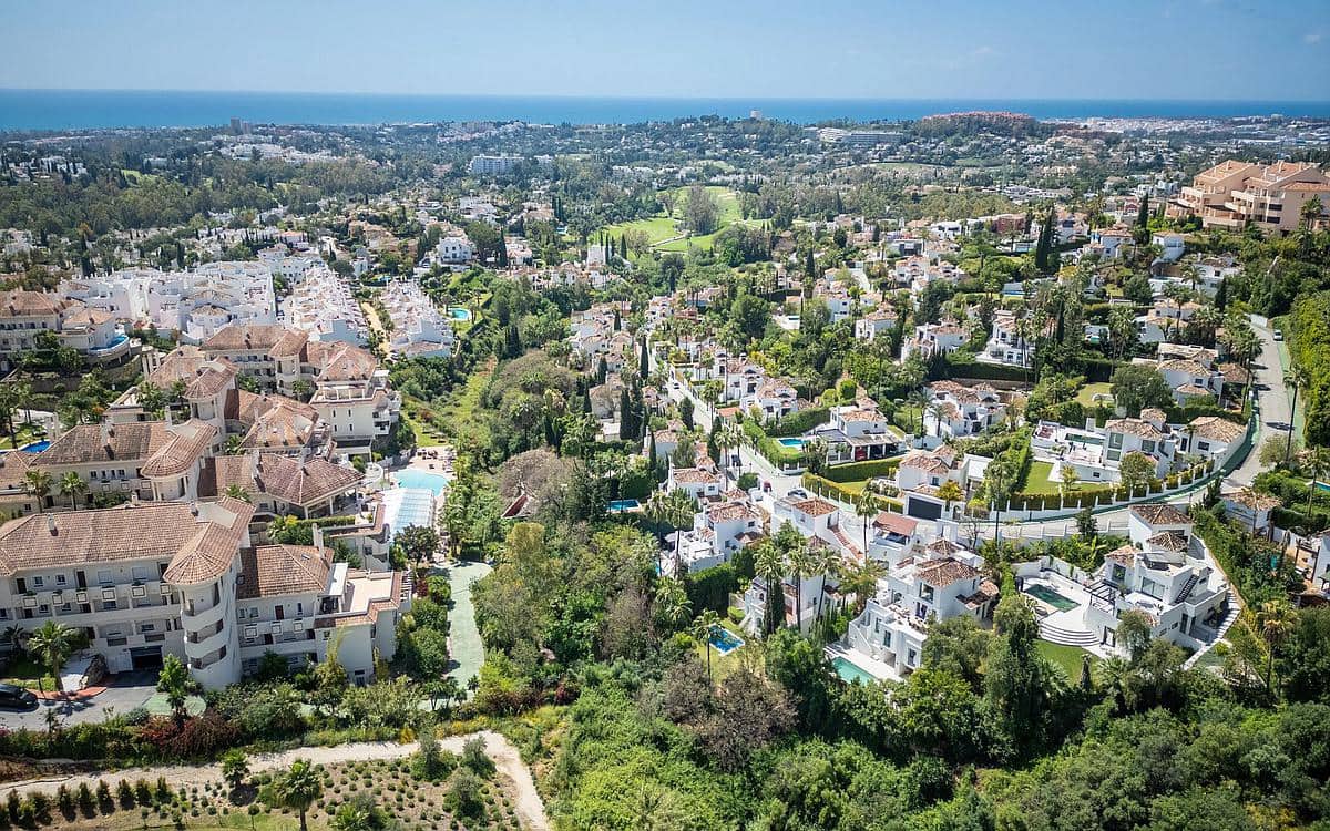 5 slaapkamer Villa te koop in Nueva Andalucia met zwembad - € 2.495.000 (Ref: 9298904)