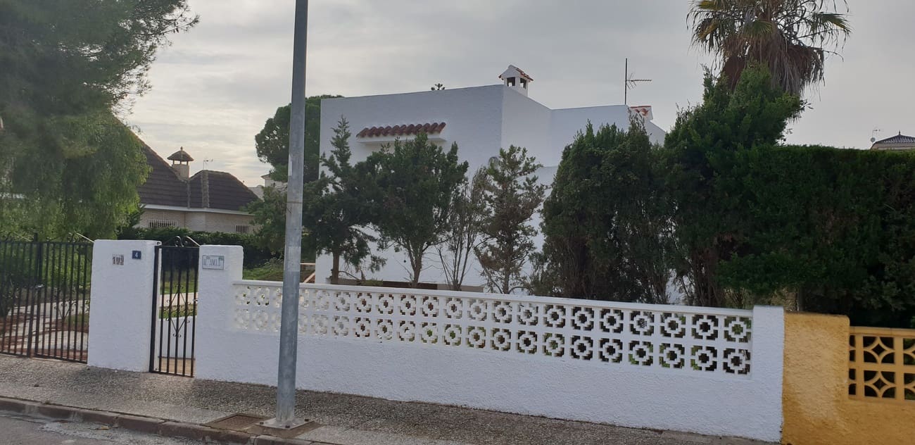 3 slaapkamer Villa te koop in La Zenia - € 750.000 (Ref: 9314683)