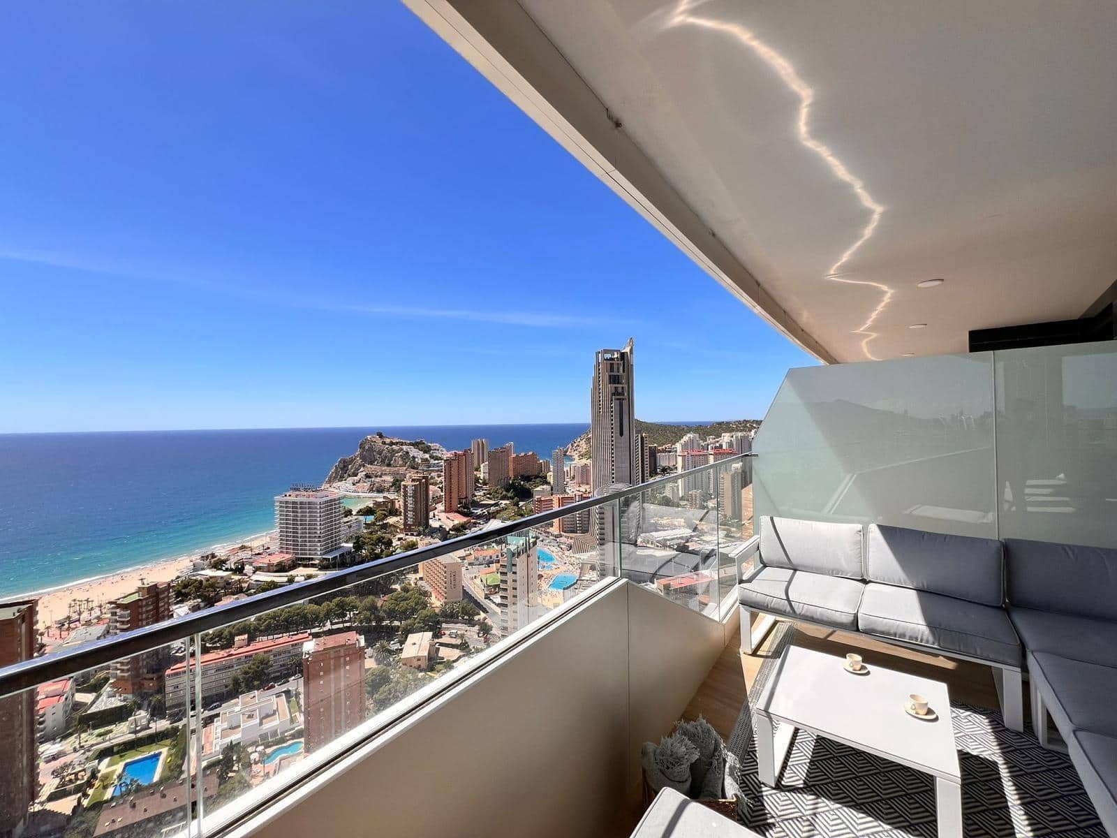 3 bedroom Apartment for sale in Benidorm with pool - € 879,000 (Ref: 9314698)