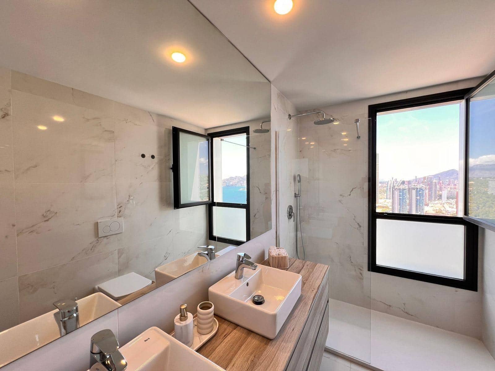 3 bedroom Apartment for sale in Benidorm with pool - € 879,000 (Ref: 9314698)