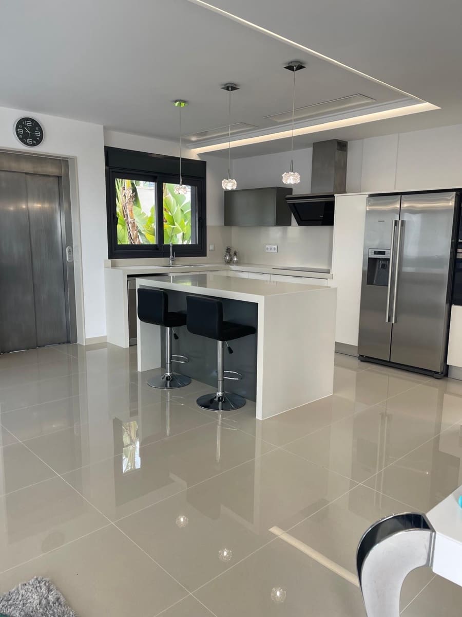 Chalet de 5 habitaciones en San Miguel de Salinas en venta con piscina - 995.000 € (Ref: 9314713)