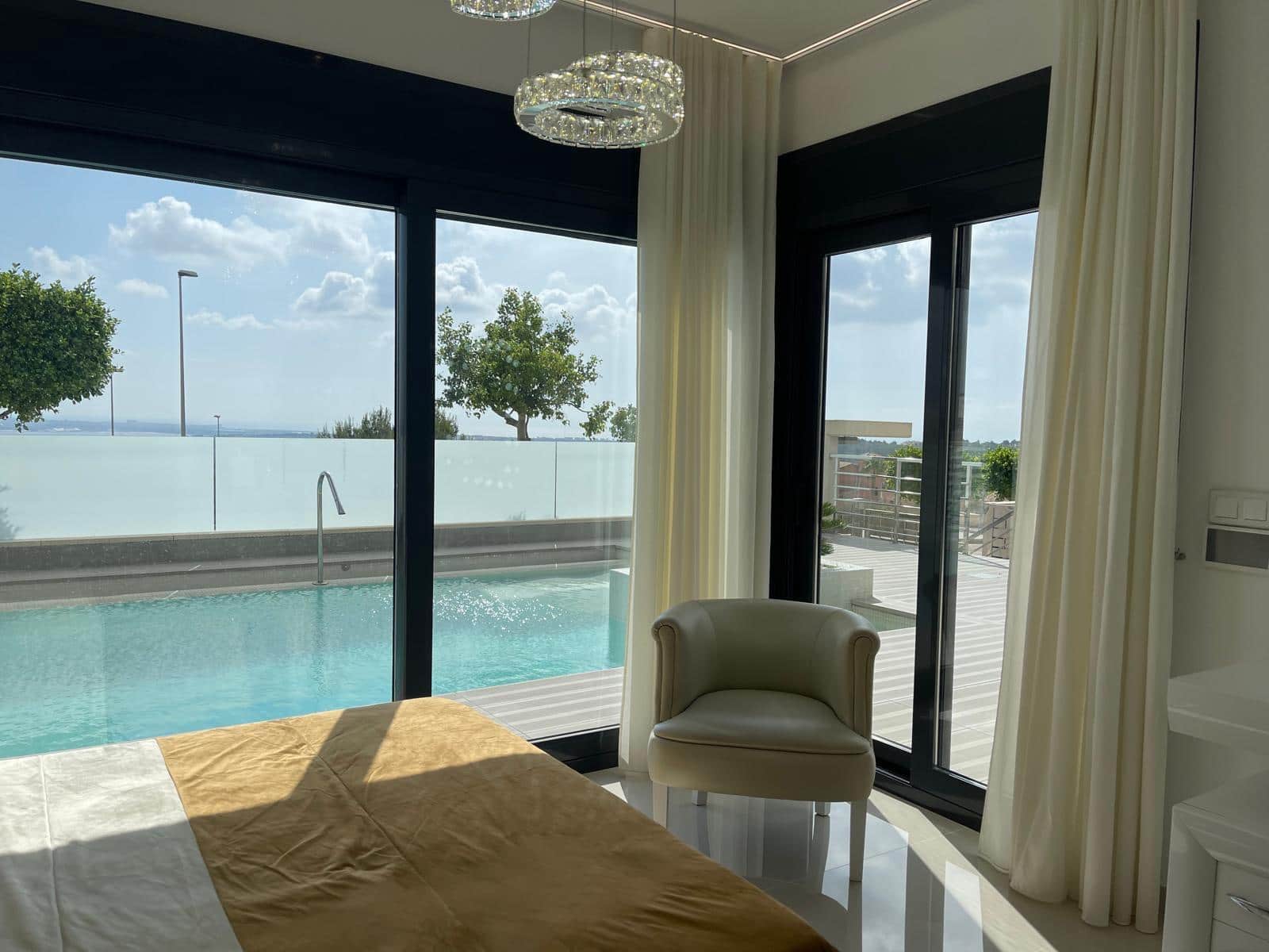 Chalet de 5 habitaciones en San Miguel de Salinas en venta con piscina - 995.000 € (Ref: 9314713)