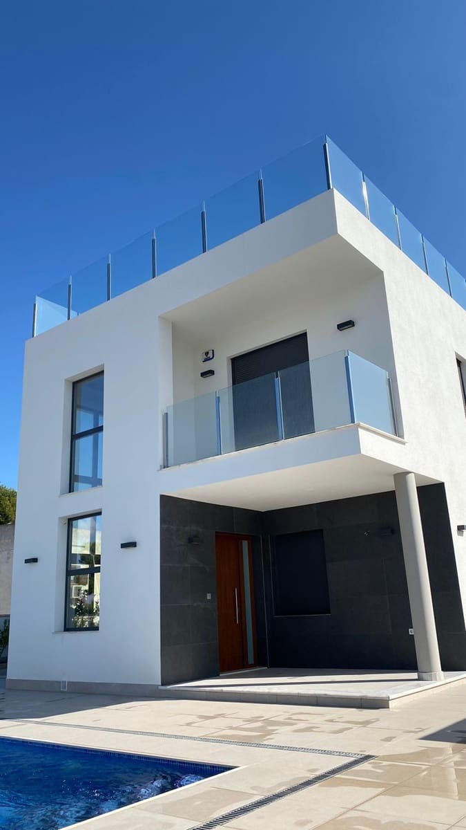3 bedroom Villa for sale in Torrevieja - € 650,000 (Ref: 9314739)