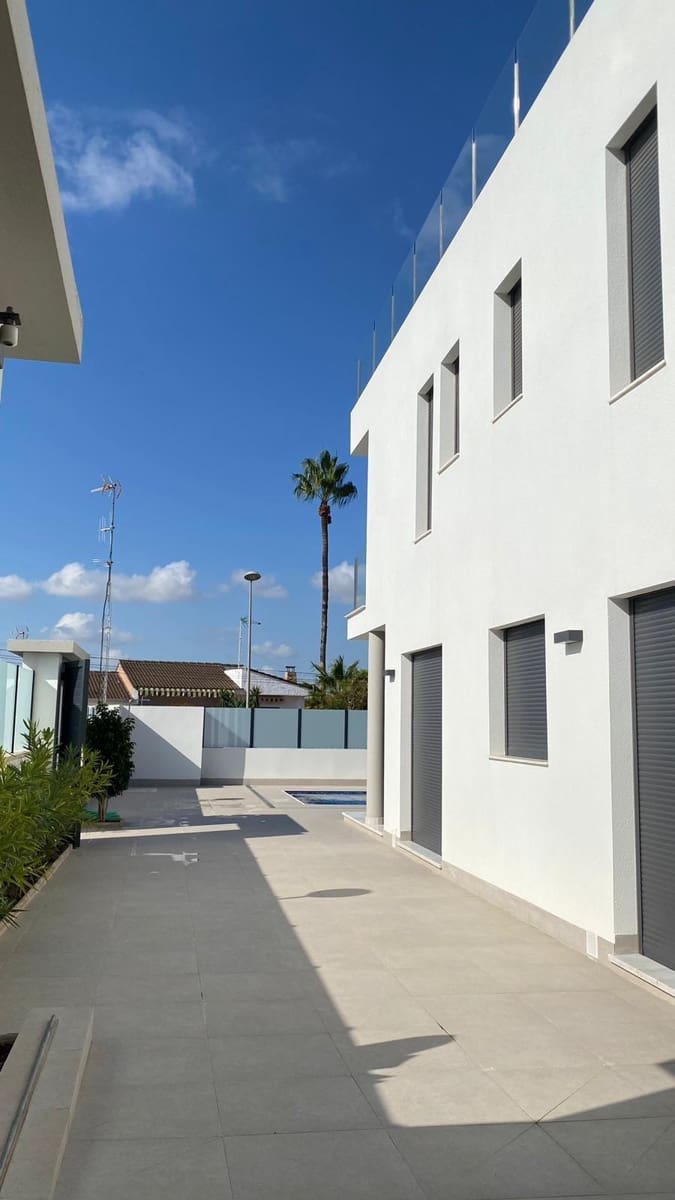 3 bedroom Villa for sale in Torrevieja - € 650,000 (Ref: 9314739)