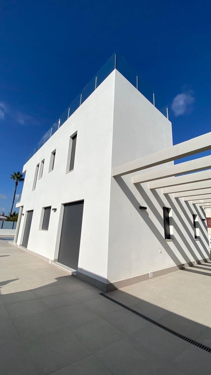 3 bedroom Villa for sale in Torrevieja - € 650,000 (Ref: 9314739)