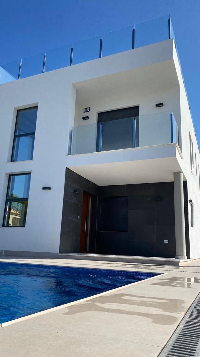 3 bedroom Villa for sale in Torrevieja - € 650,000 (Ref: 9314739)