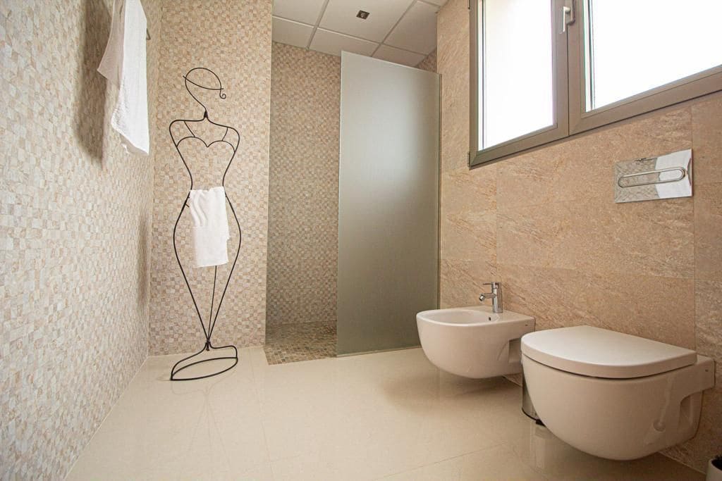 6 bedroom Villa for sale in Alfaz del Pi / L'Alfas del Pi with pool - € 2,100,000 (Ref: 9314770)