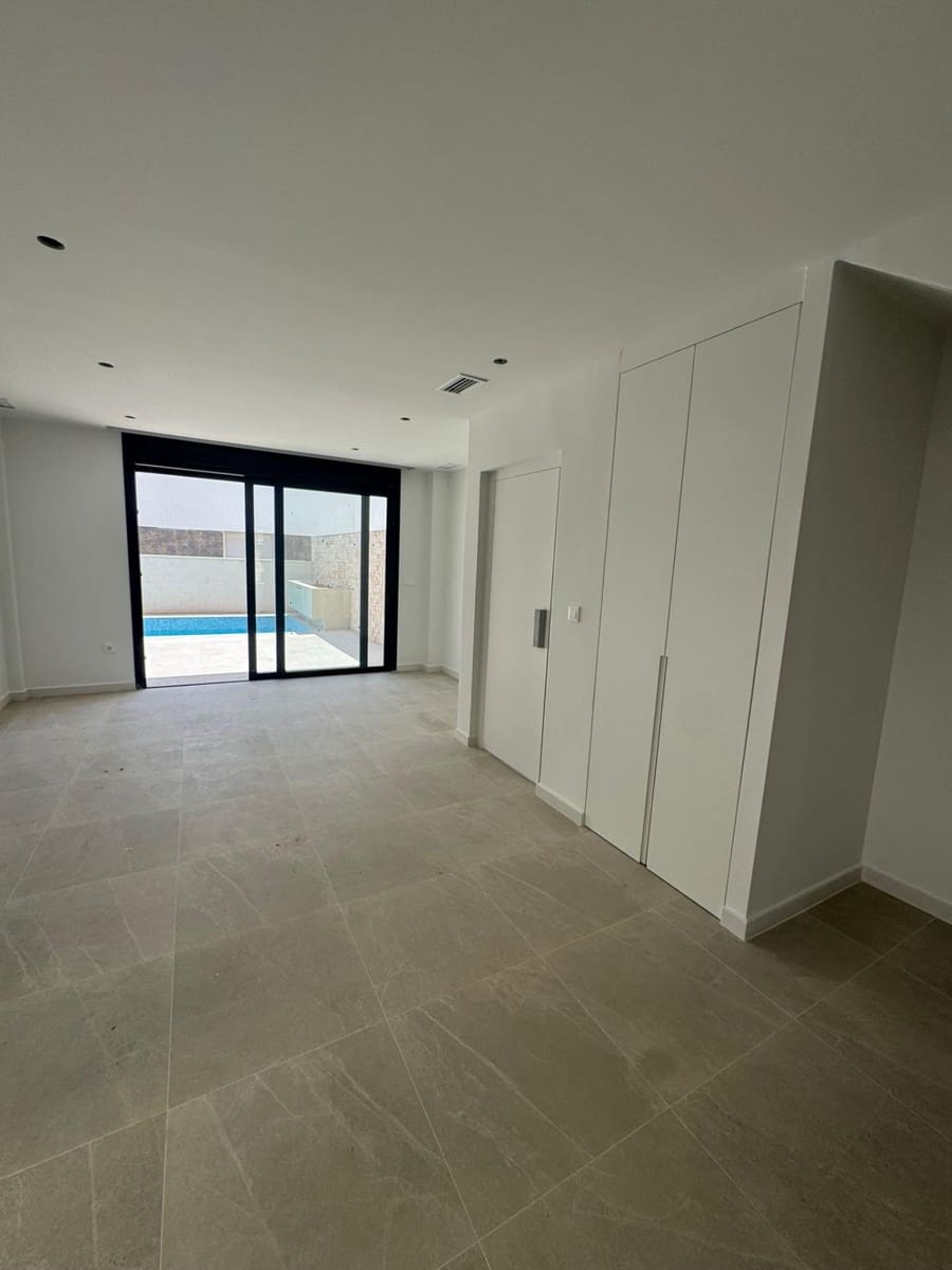 4 soverom Villa til salgs i Guardamar del Segura med svømmebasseng - € 507 000 (Ref: 9314826)