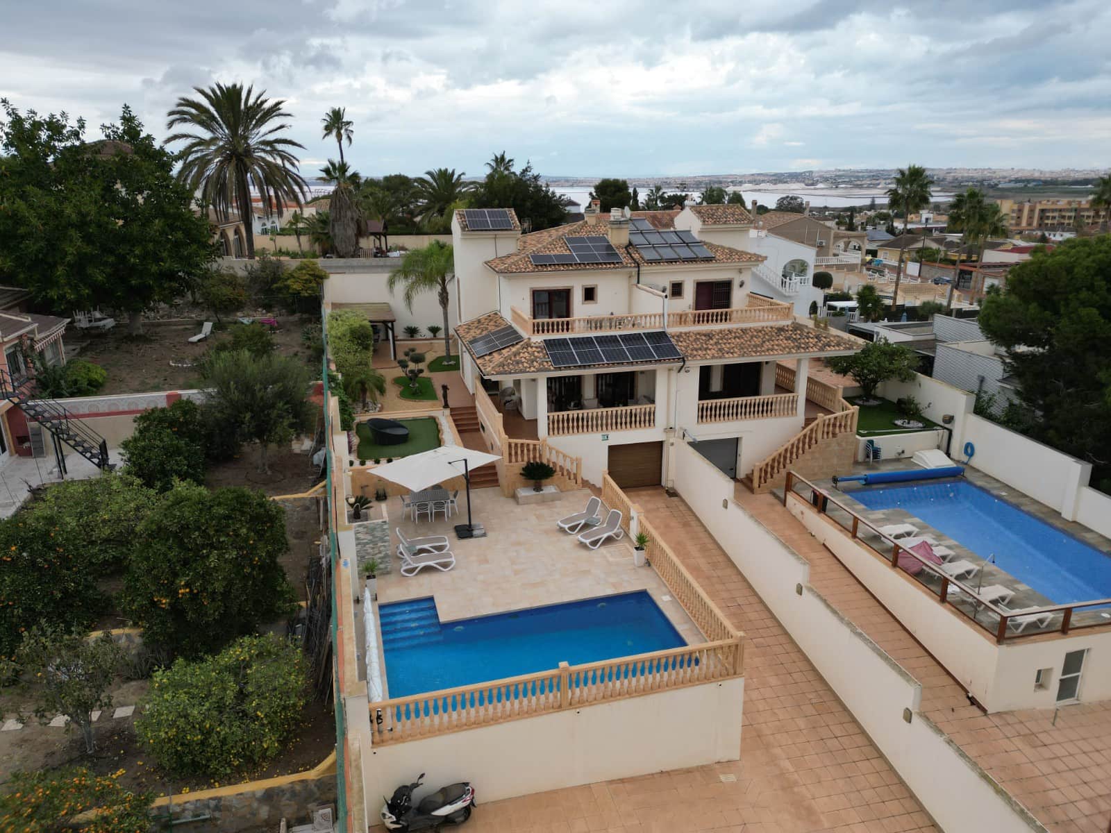 6 bedroom Villa for sale in Torrevieja - € 699,000 (Ref: 9314867)