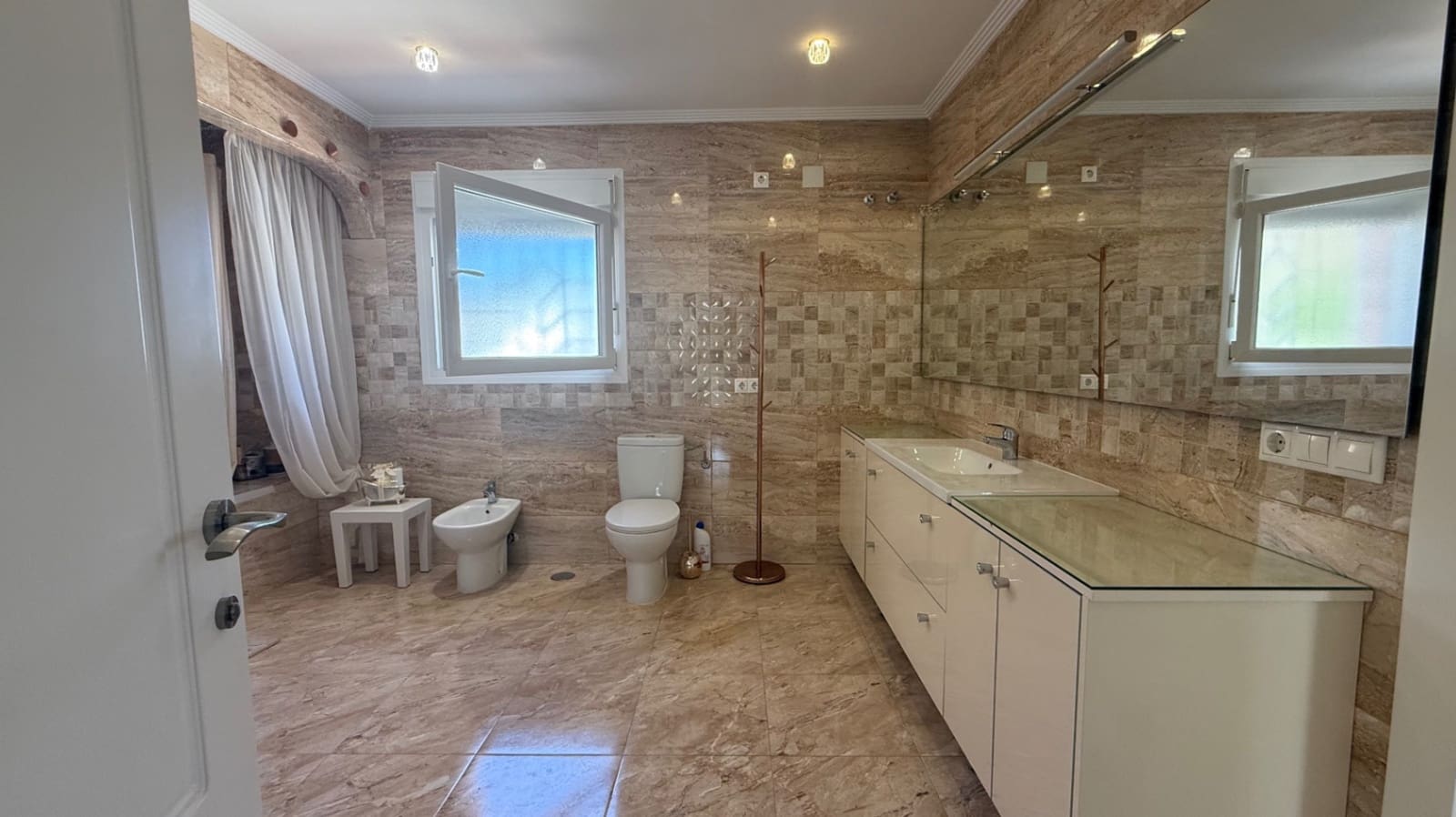 7 chambre Villa/Maison à vendre à Torrevieja avec garage - 930 000 € (Ref: 9314893)