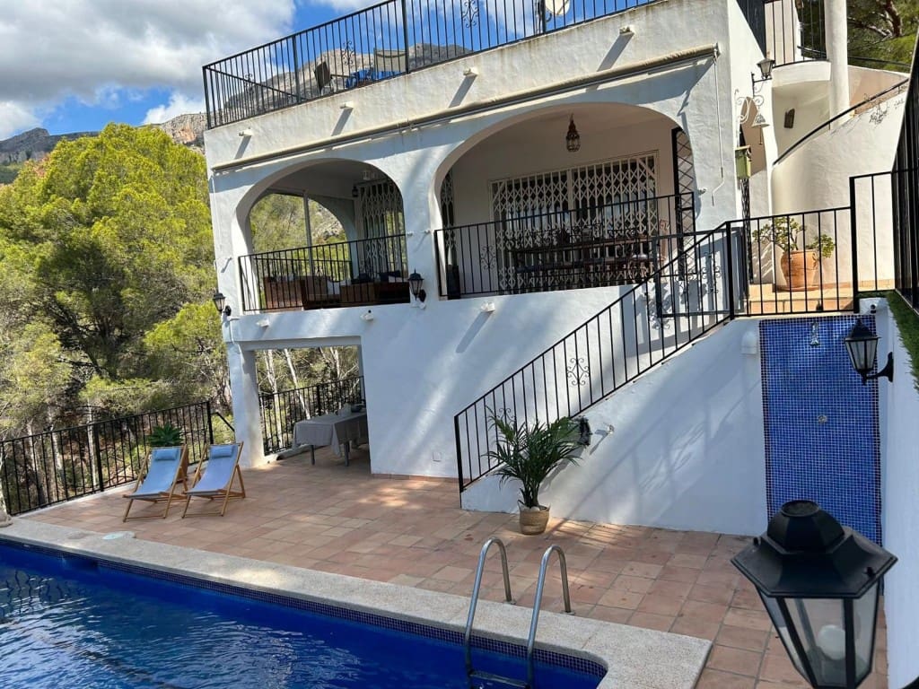 5 bedroom Villa for sale in Altea with garage - € 750,000 (Ref: 9314902)