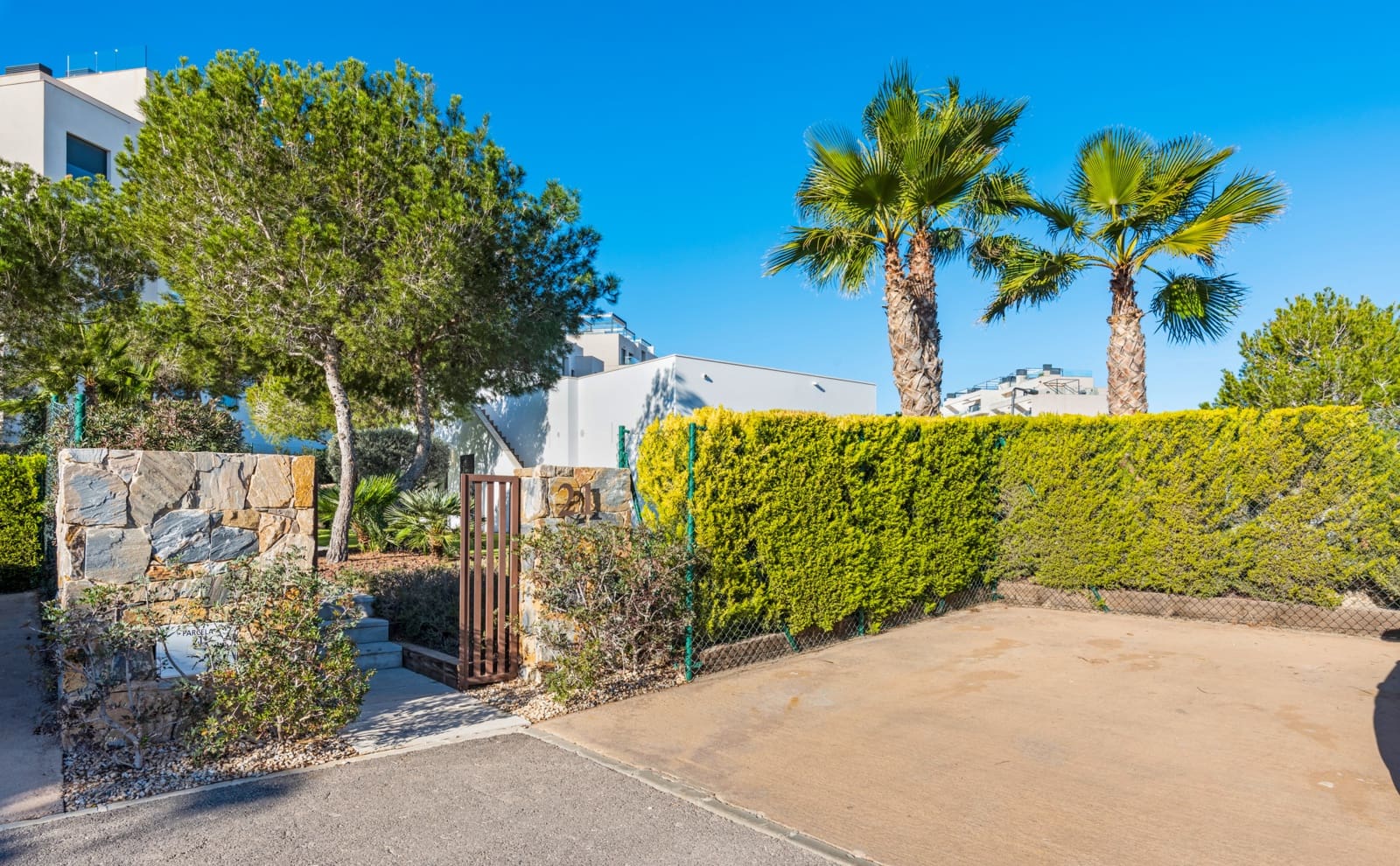 4 bedroom Villa for sale in Dehesa de Campoamor with pool garage - € 799,000 (Ref: 9314979)
