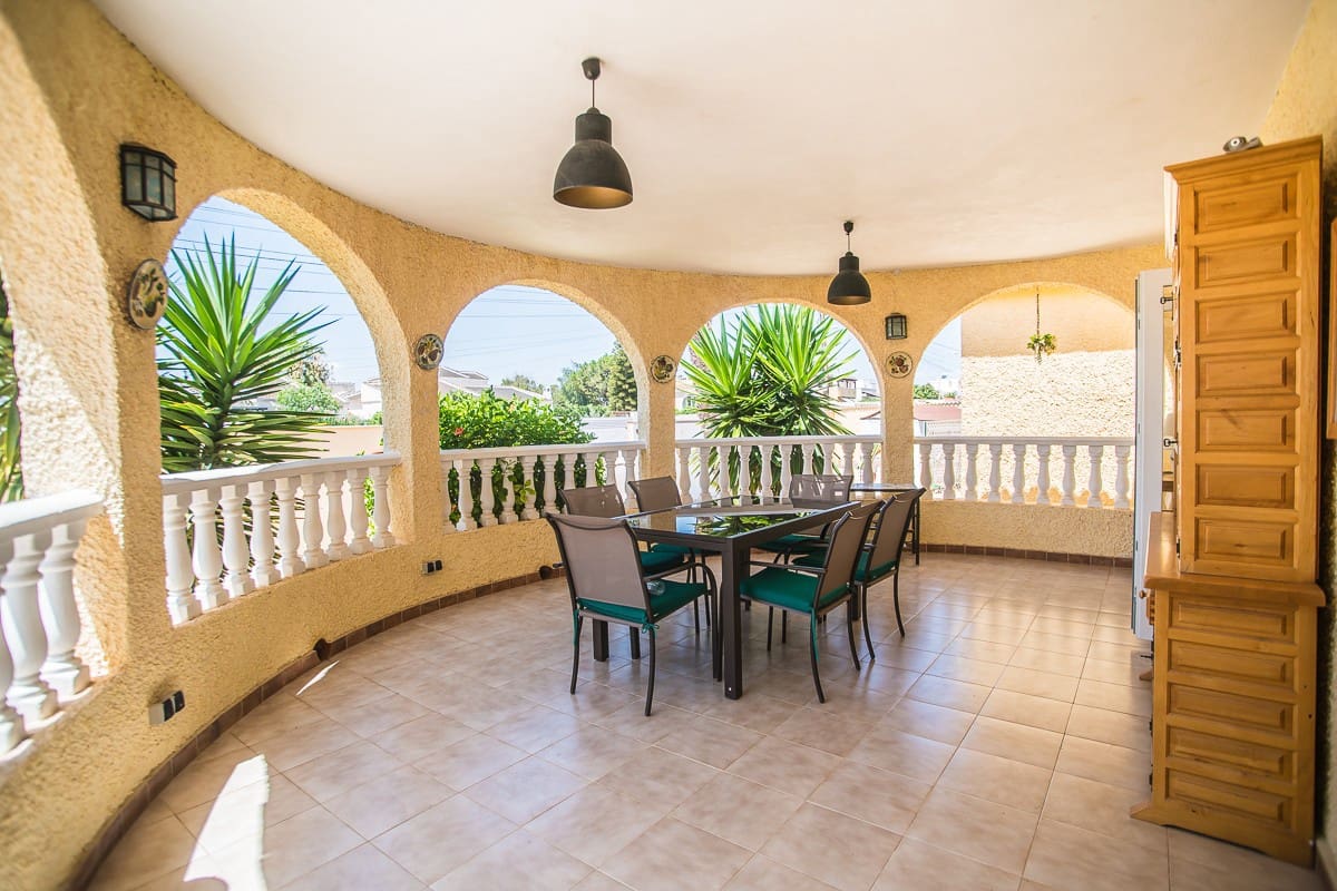 3 sypialnia Willa na sprzedaż w Torrevieja z basenem - 535 000 € (Ref: 9315004)