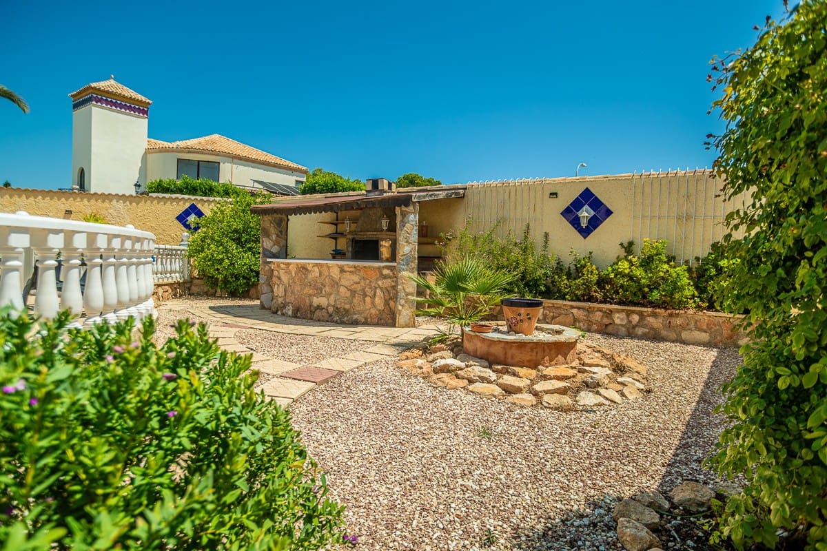 3 sypialnia Willa na sprzedaż w Torrevieja z basenem - 535 000 € (Ref: 9315004)