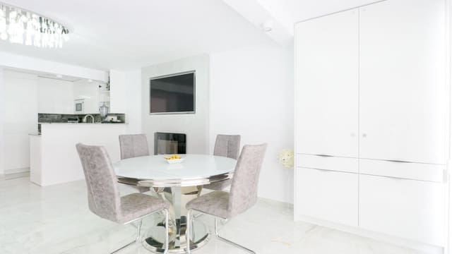 4 makuuhuone Omakotitalo myytävänä paikassa Punta Prima, Torrevieja mukana uima-altaan 
autotalli - 545 000 € (Ref: 9315031)