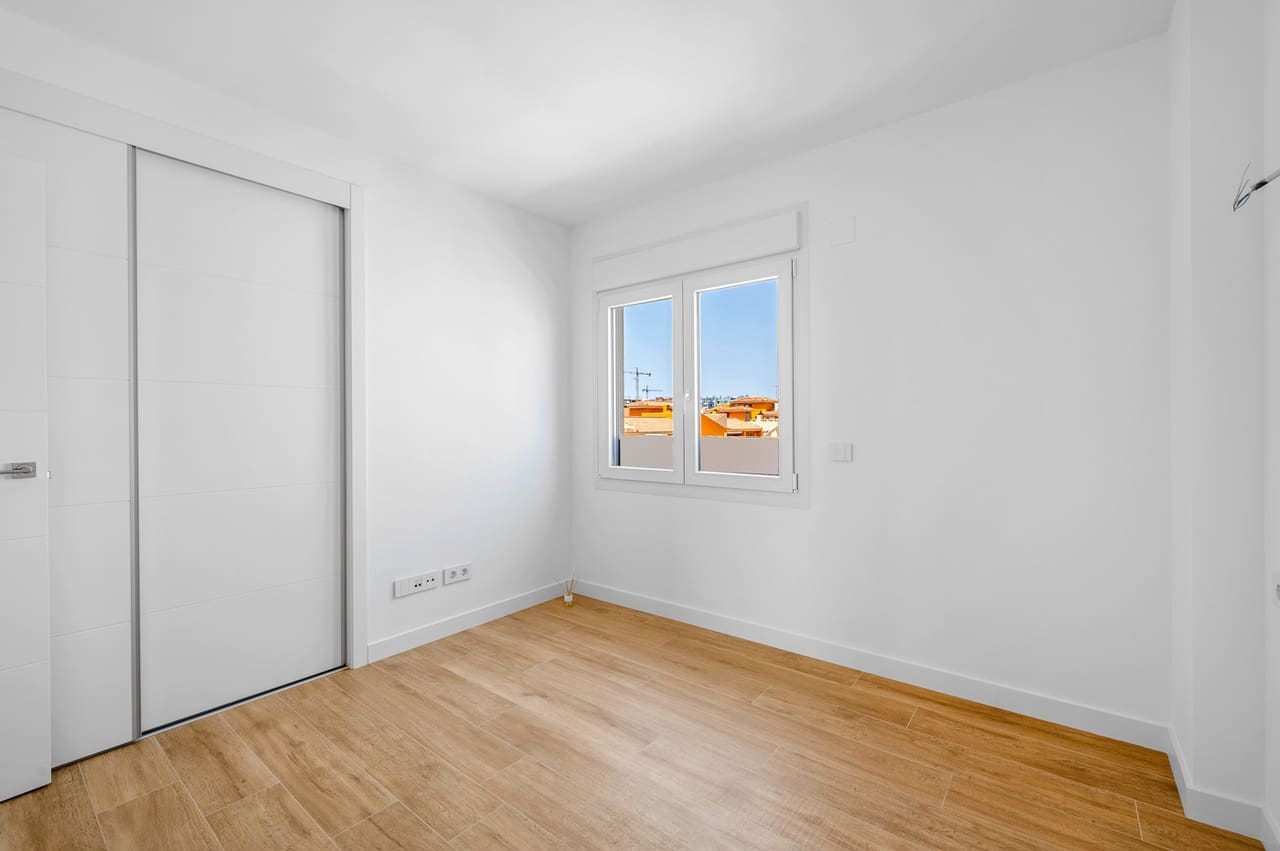 2 soveværelse Lejlighed til salg i Punta Prima med garage - € 520.000 (Ref: 9315033)