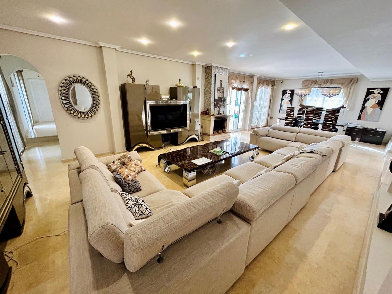 5 bedroom Villa for sale in Torrevieja - € 1,117,000 (Ref: 9315063)