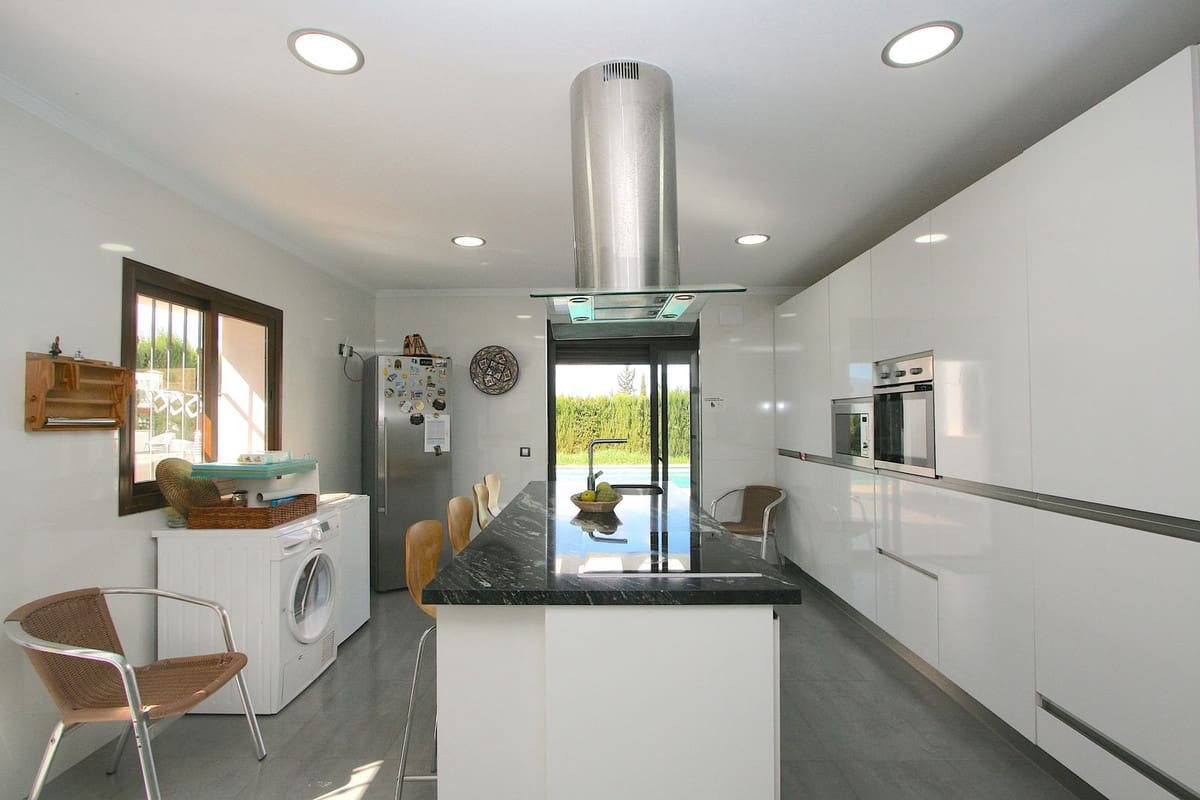 8 makuuhuone Huvila myytävänä paikassa La Sierrezuela mukana uima-altaan - 1 590 750 € (Ref: 9335640)