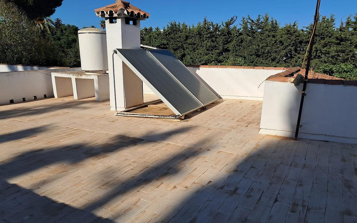 5 bedroom Villa for sale in Estepona with pool - € 1,150,000 (Ref: 9346669)