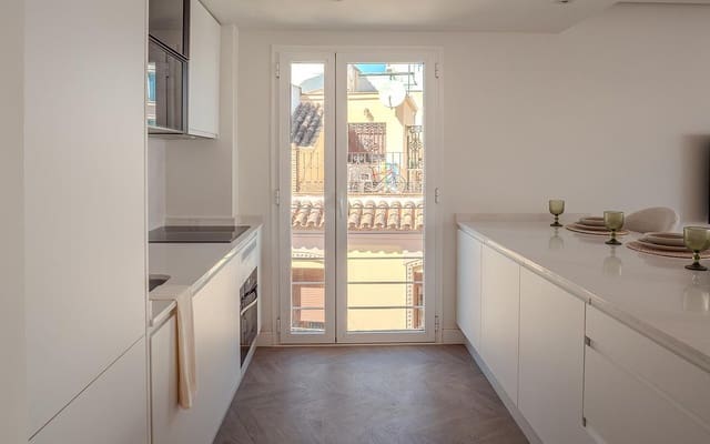 2 slaapkamer Appartement te koop in Puerto de Estepona, Estepona - € 595.000 (Ref: 9379749)