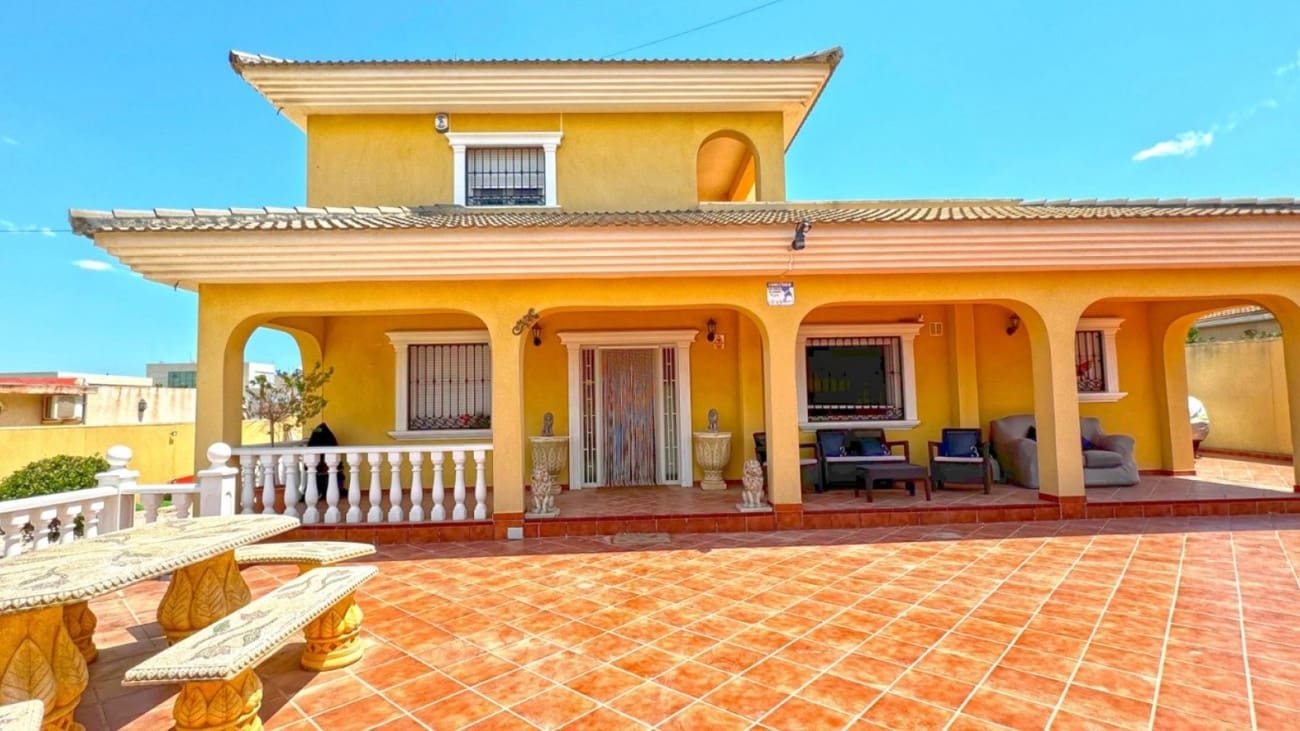 6 sypialnia Willa na sprzedaż w Torrevieja - 617 000 € (Ref: 9398840)
