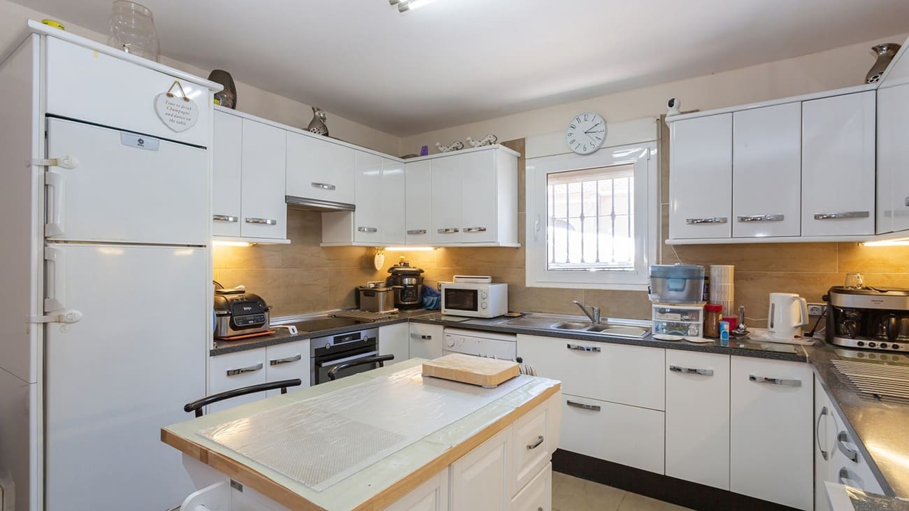 6 sypialnia Willa na sprzedaż w Torrevieja - 617 000 € (Ref: 9398840)