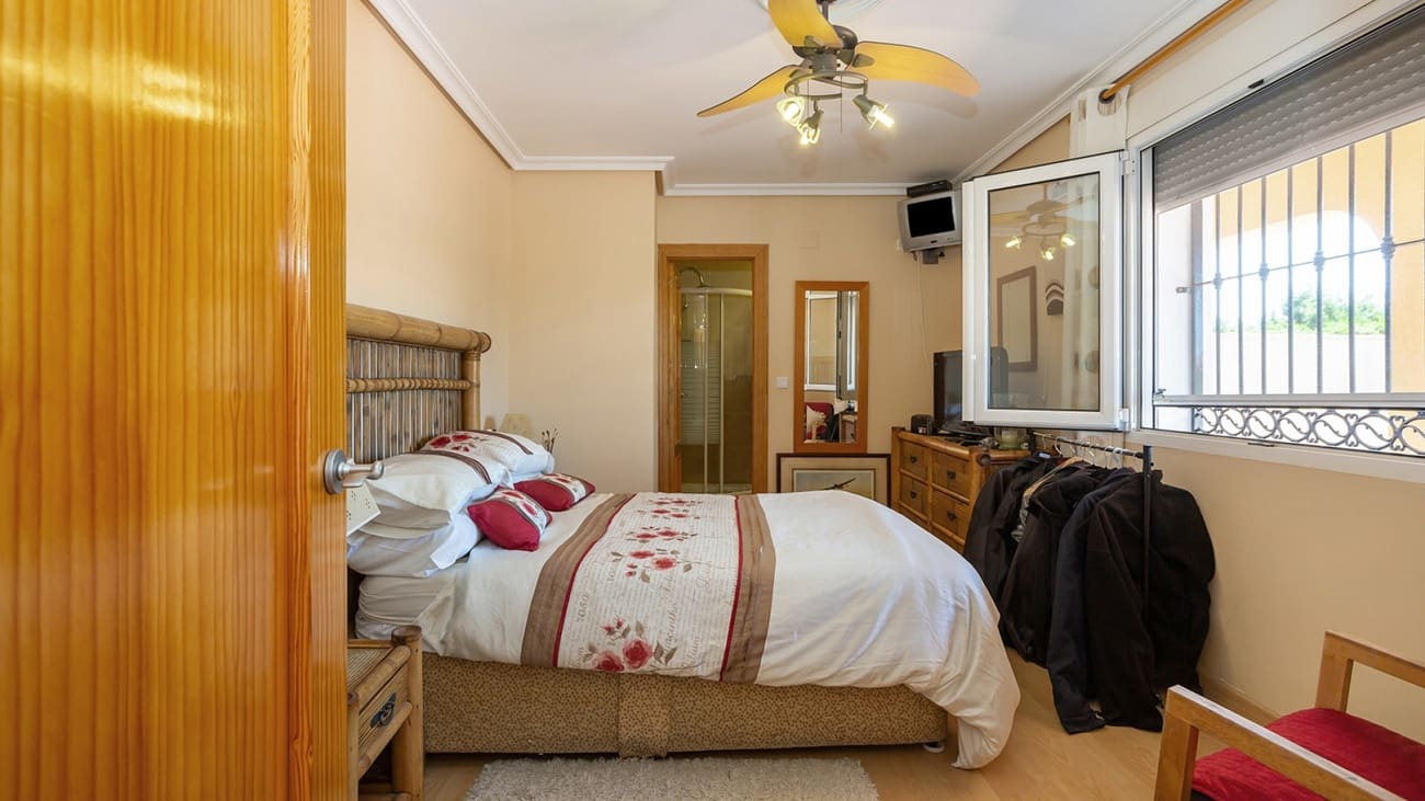 6 sypialnia Willa na sprzedaż w Torrevieja - 617 000 € (Ref: 9398840)