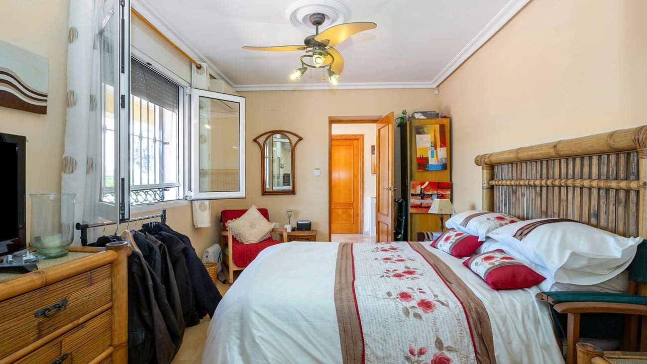 6 sypialnia Willa na sprzedaż w Torrevieja - 617 000 € (Ref: 9398840)