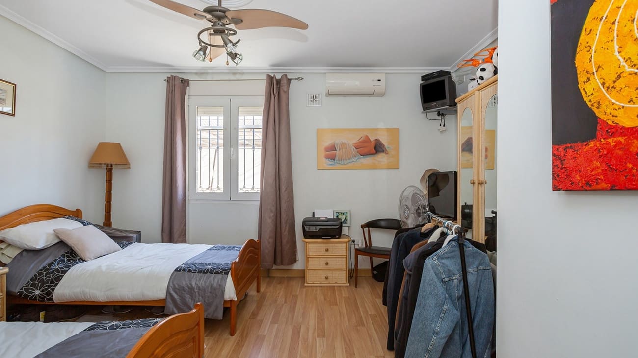 6 sypialnia Willa na sprzedaż w Torrevieja - 617 000 € (Ref: 9398840)