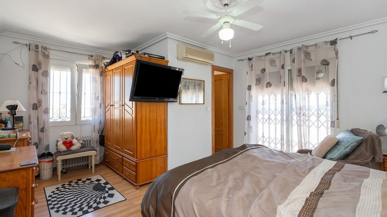 6 sypialnia Willa na sprzedaż w Torrevieja - 617 000 € (Ref: 9398840)