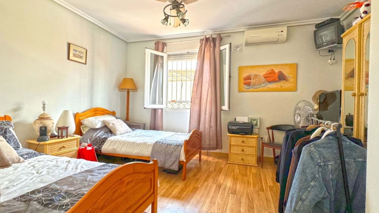 6 sypialnia Willa na sprzedaż w Torrevieja - 617 000 € (Ref: 9398840)