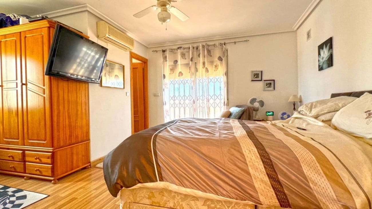 6 sypialnia Willa na sprzedaż w Torrevieja - 617 000 € (Ref: 9398840)