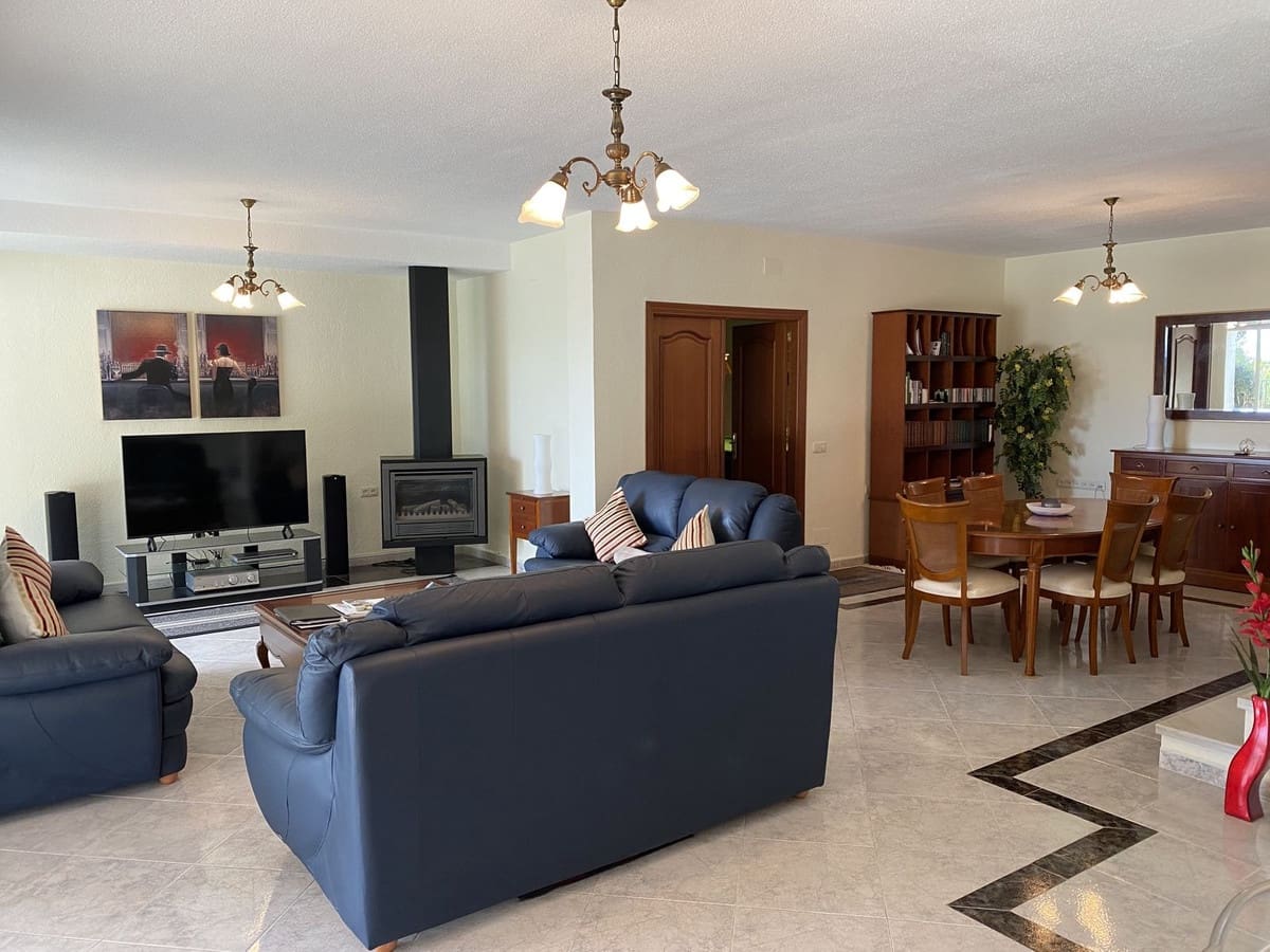 4 bedroom Villa for sale in Mijas with pool - € 985,000 (Ref: 9401795)