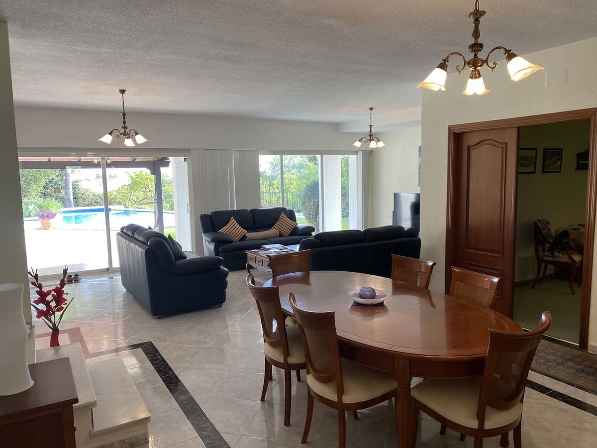 4 bedroom Villa for sale in Mijas with pool - € 985,000 (Ref: 9401795)