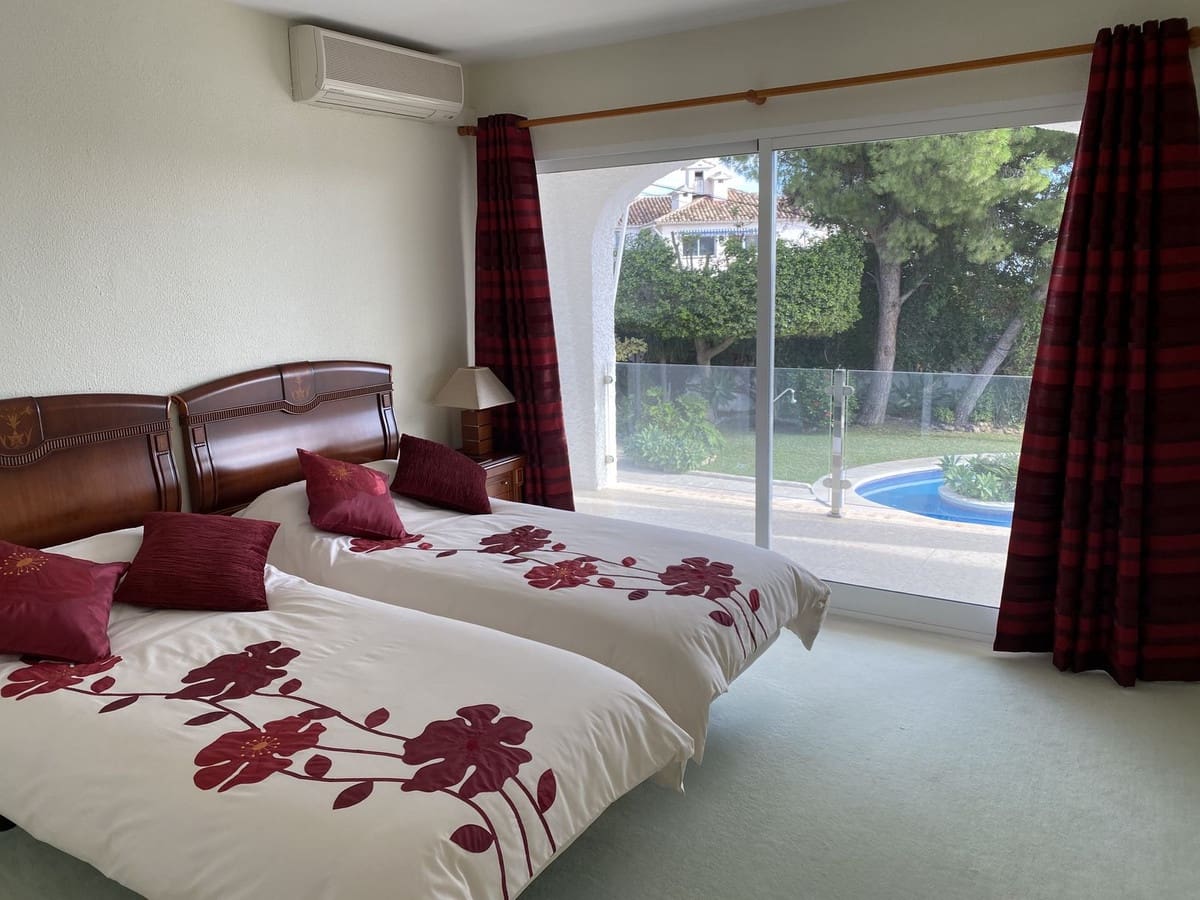 4 bedroom Villa for sale in Mijas with pool - € 985,000 (Ref: 9401795)