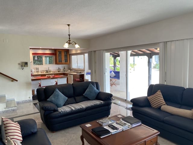 Chalet de 4 habitaciones en Mijas pueblo, Mijas en venta con piscina - 985.000 € (Ref: 9401795)