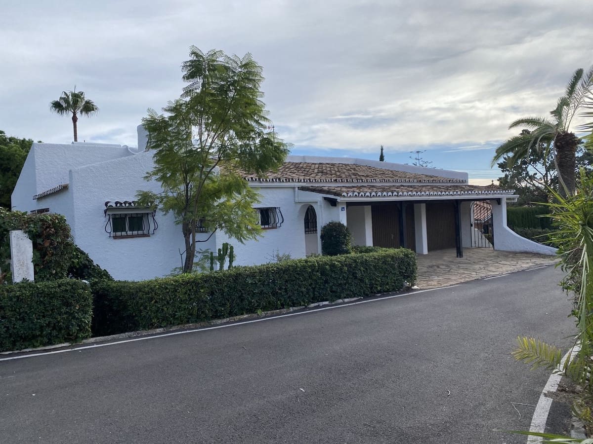 4 bedroom Villa for sale in Mijas with pool - € 985,000 (Ref: 9401795)