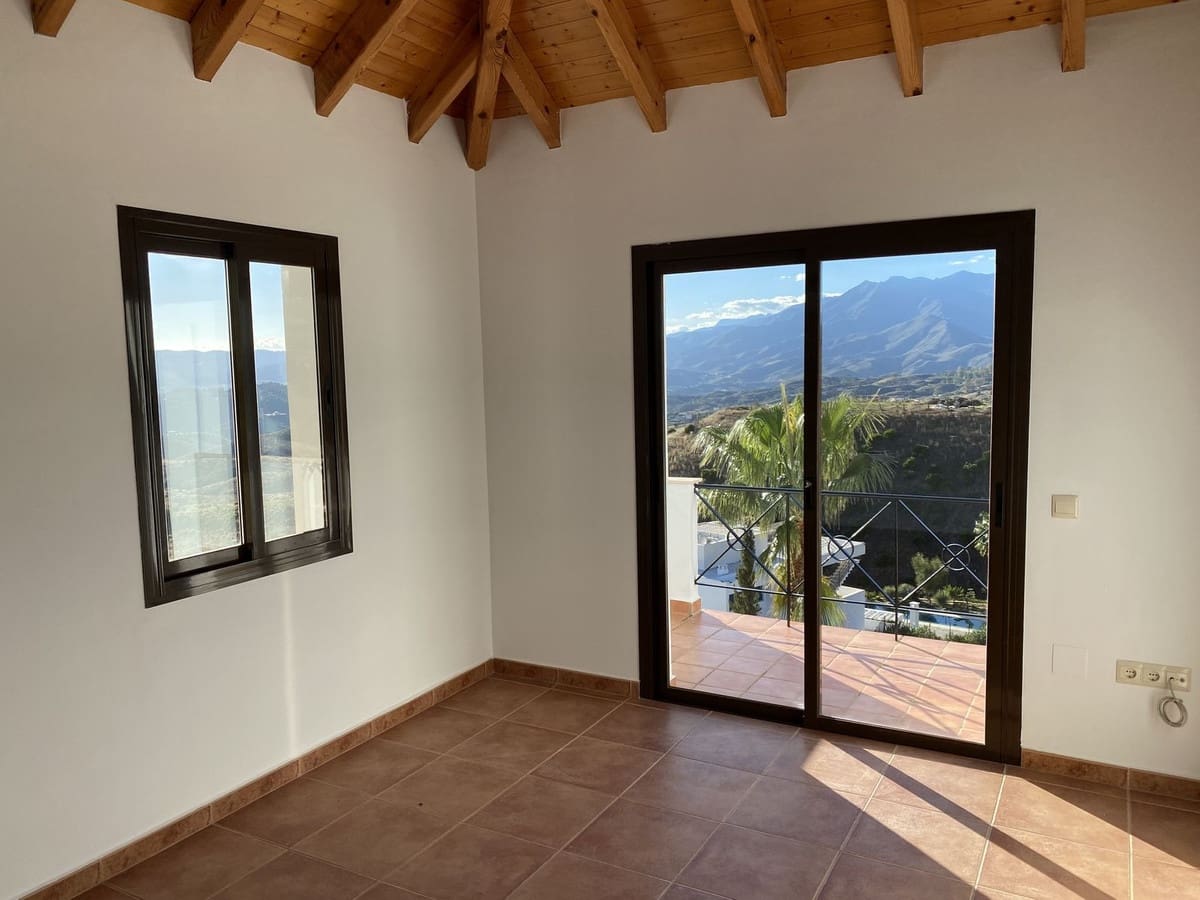 Chalet de 4 habitaciones en Mijas en venta con piscina - 1.450.000 € (Ref: 9401796)