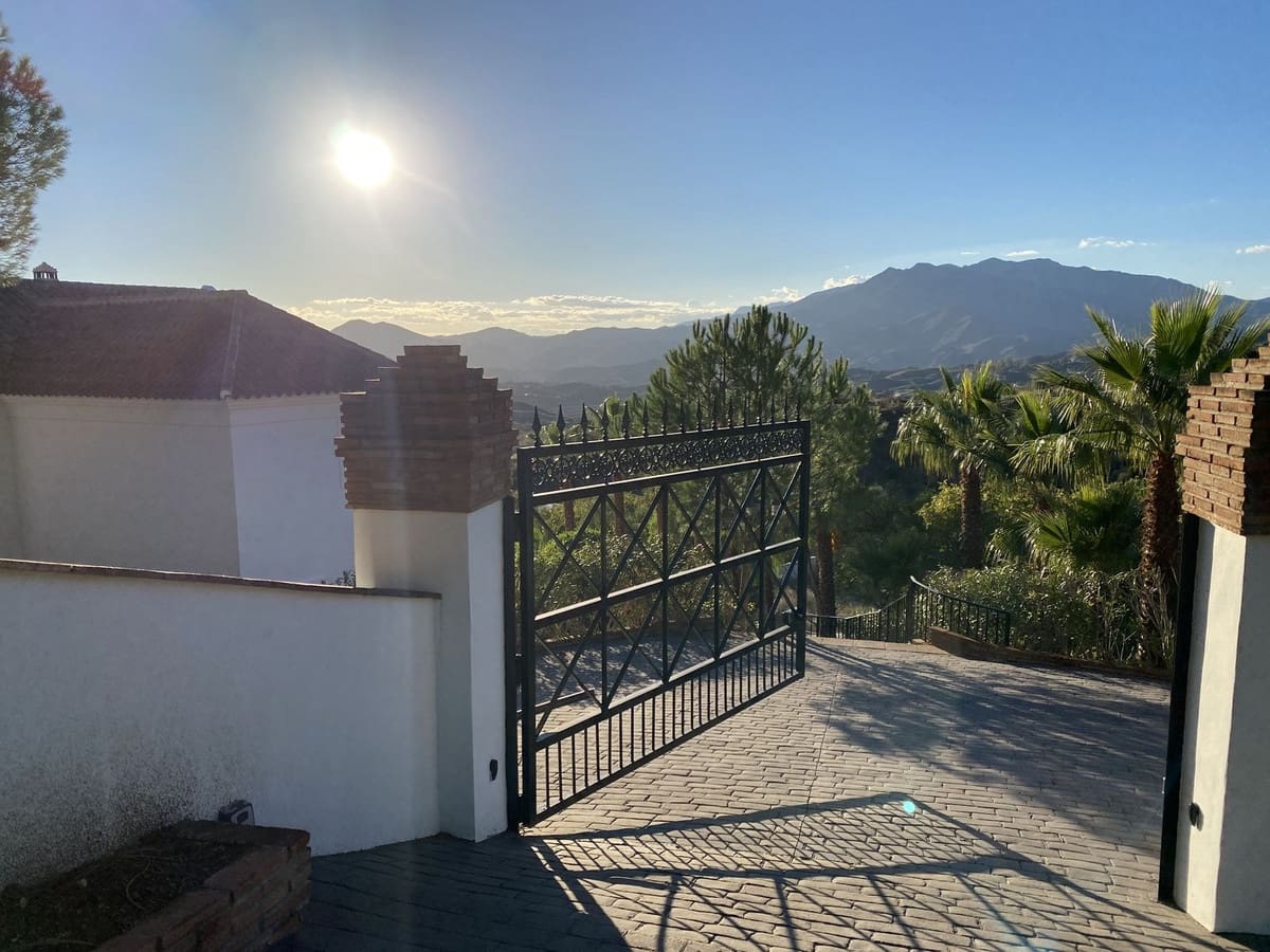 Chalet de 4 habitaciones en Mijas en venta con piscina - 1.450.000 € (Ref: 9401796)