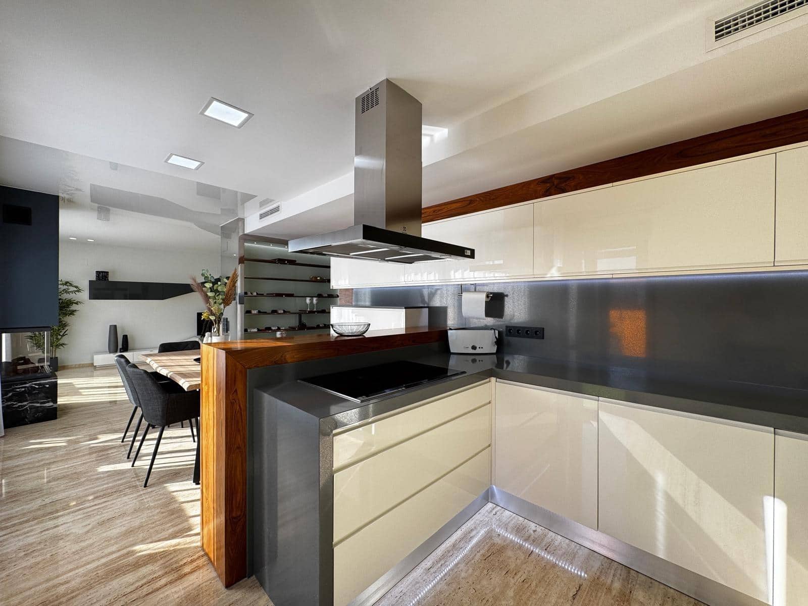 Ático de 4 habitaciones en Torrevieja en venta con piscina - 529.900 € (Ref: 9450946)