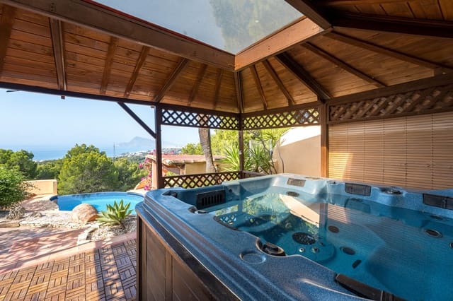 Chalet de 4 habitaciones en Altea en venta con piscina - 850.000 € (Ref: 9452687)