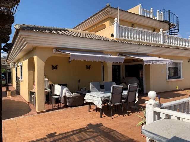 6 makuuhuone Huvila myytävänä paikassa Torrevieja mukana uima-altaan - 598 000 € (Ref: 9499177)
