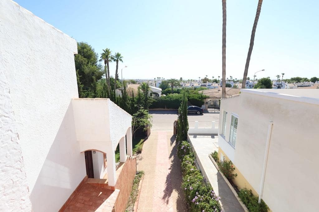 4 slaapkamer Villa te koop in Orihuela Costa met garage - € 699.000 (Ref: 9499195)